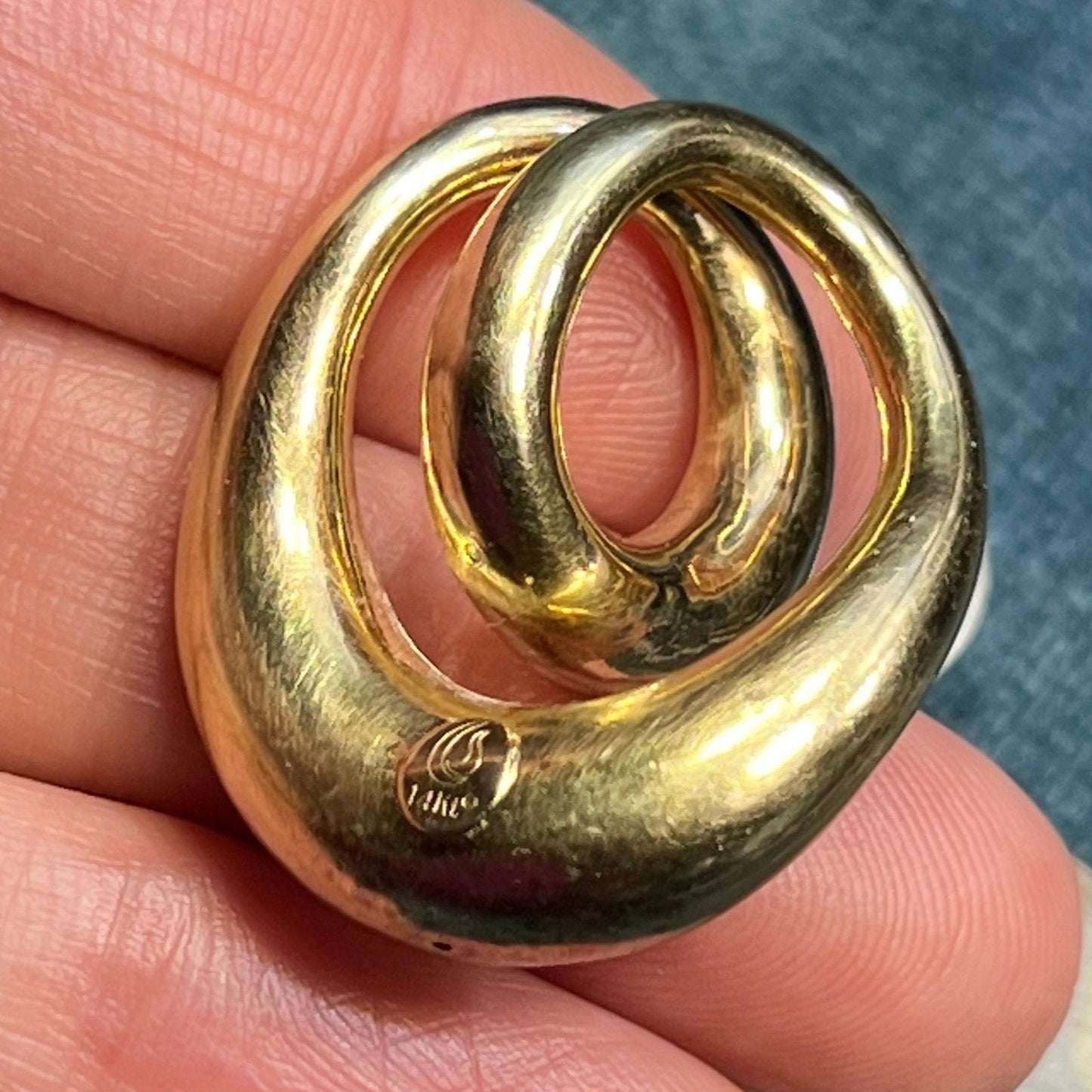 14k Yellow Gold Sculptural 3-D Circle Knot Pendant. 1.2"