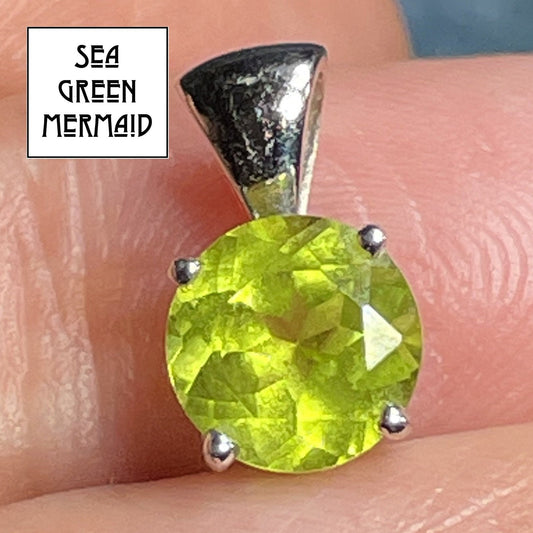 18k Yellow Gold 1.7 Ct Lime Green Peridot Pendant