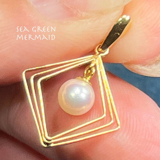 18k Yellow Gold Pearl Pendant w Diamond Shaped Frame