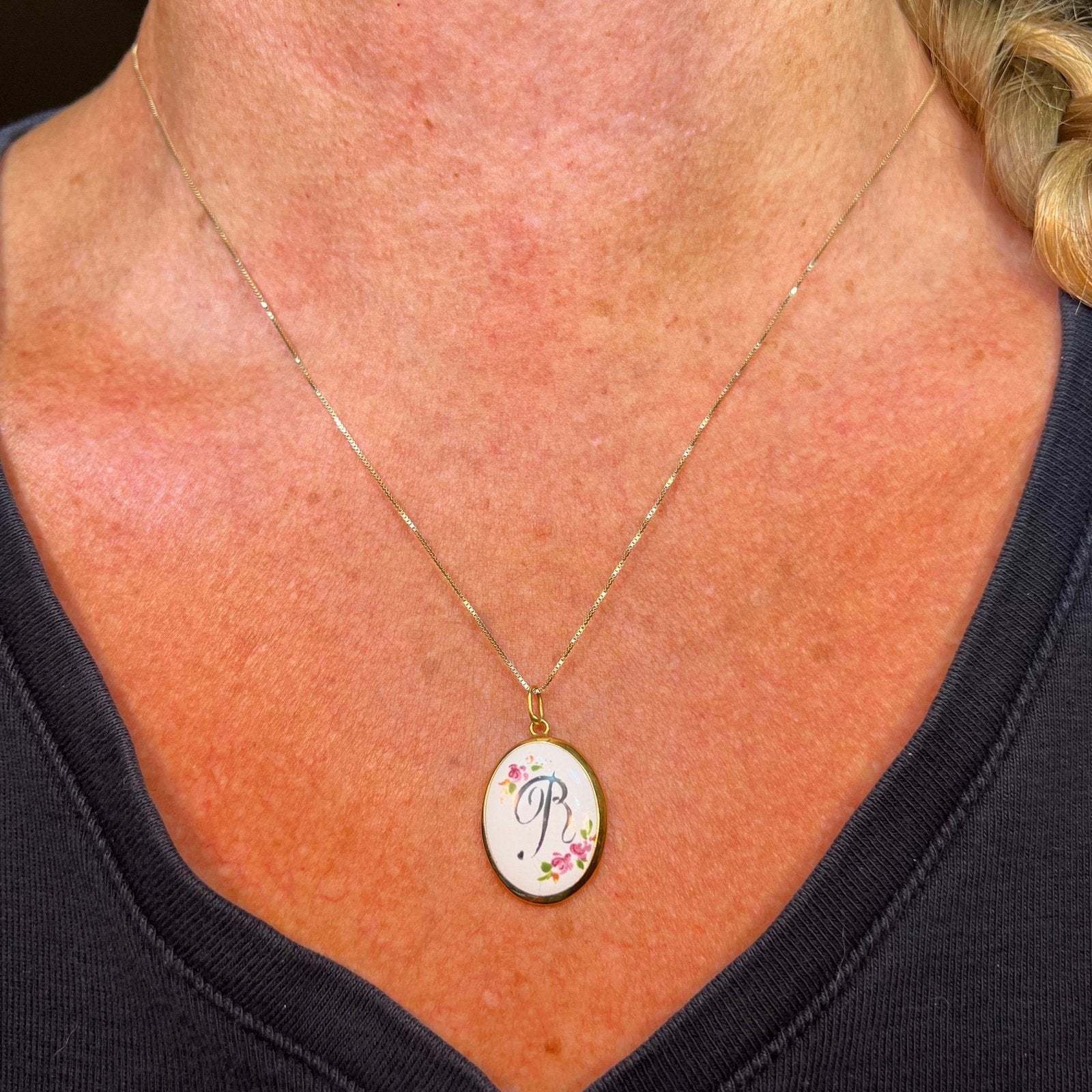 18k Yellow Gold Italy Hand-Painted Roses "R" Initial Pendant. Antique