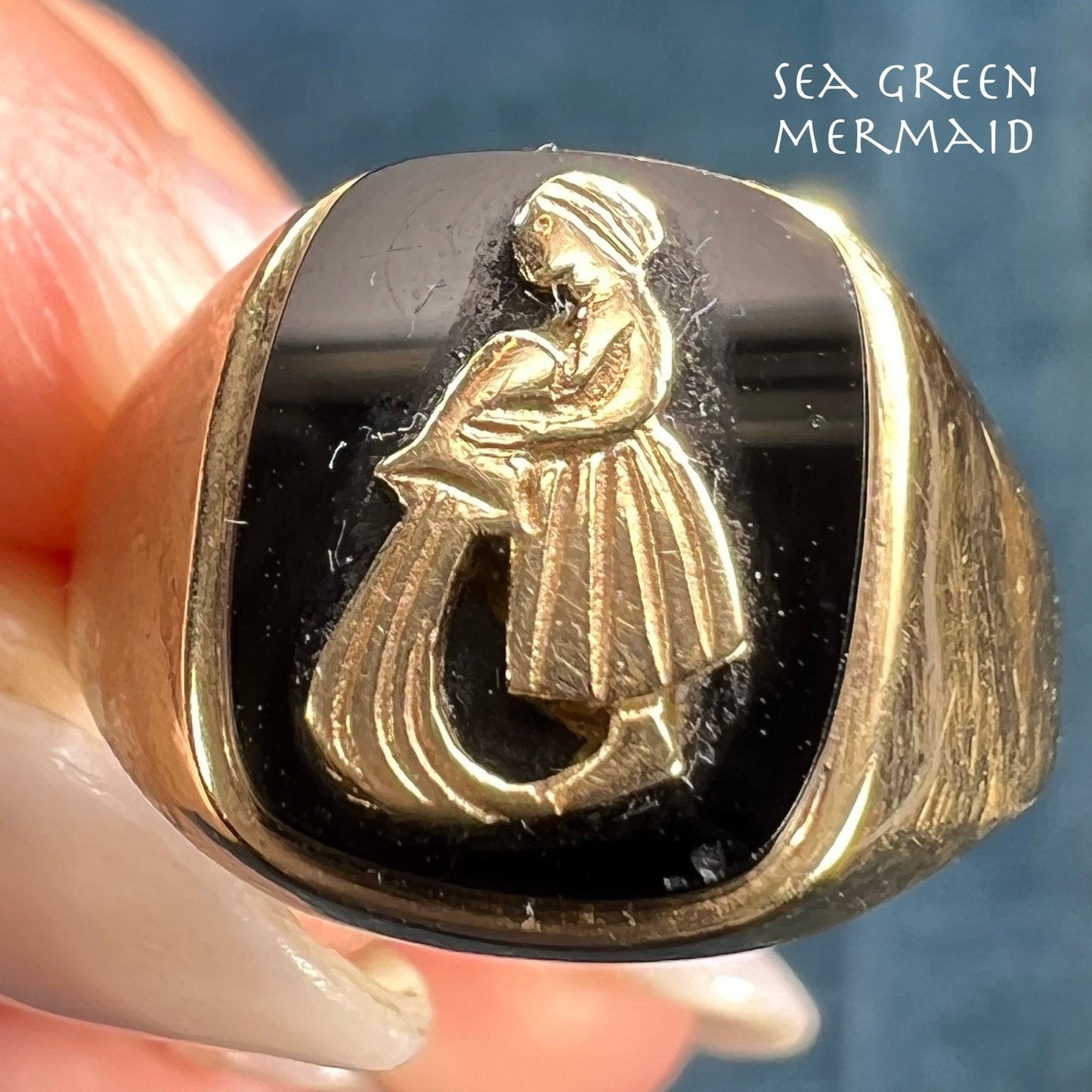 9k-10k Yellow Gold Onyx Water Bearer Aquarius Signet Ring. 0.5"