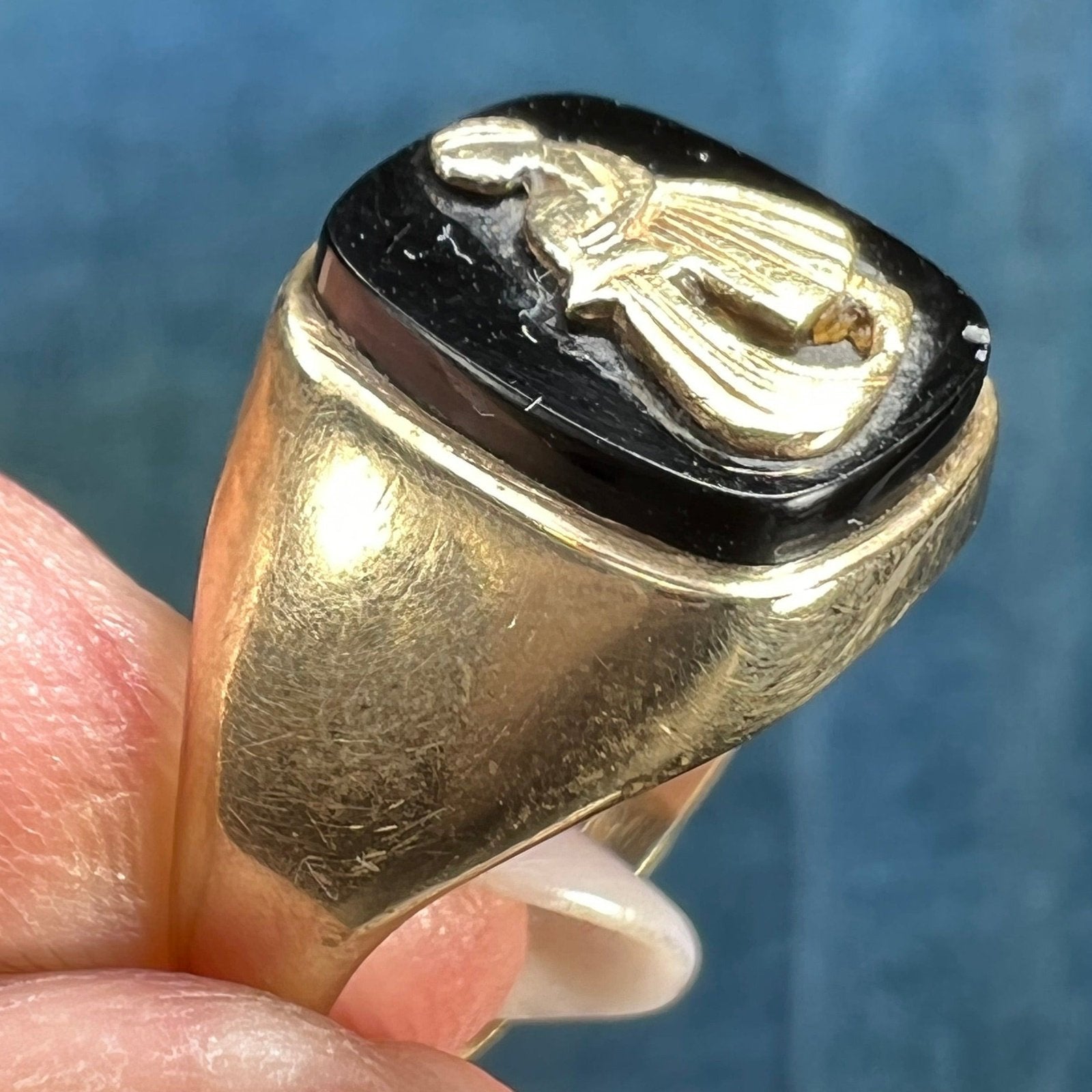 9k-10k Yellow Gold Onyx Water Bearer Aquarius Signet Ring. 0.5"