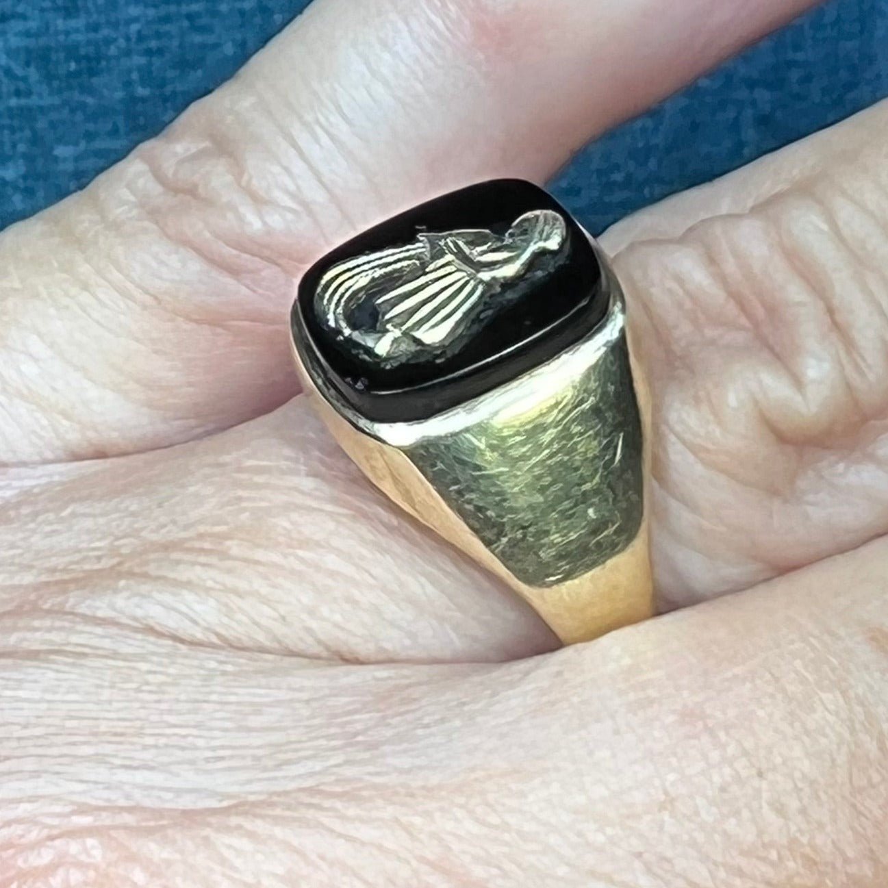 9k-10k Yellow Gold Onyx Water Bearer Aquarius Signet Ring. 0.5"