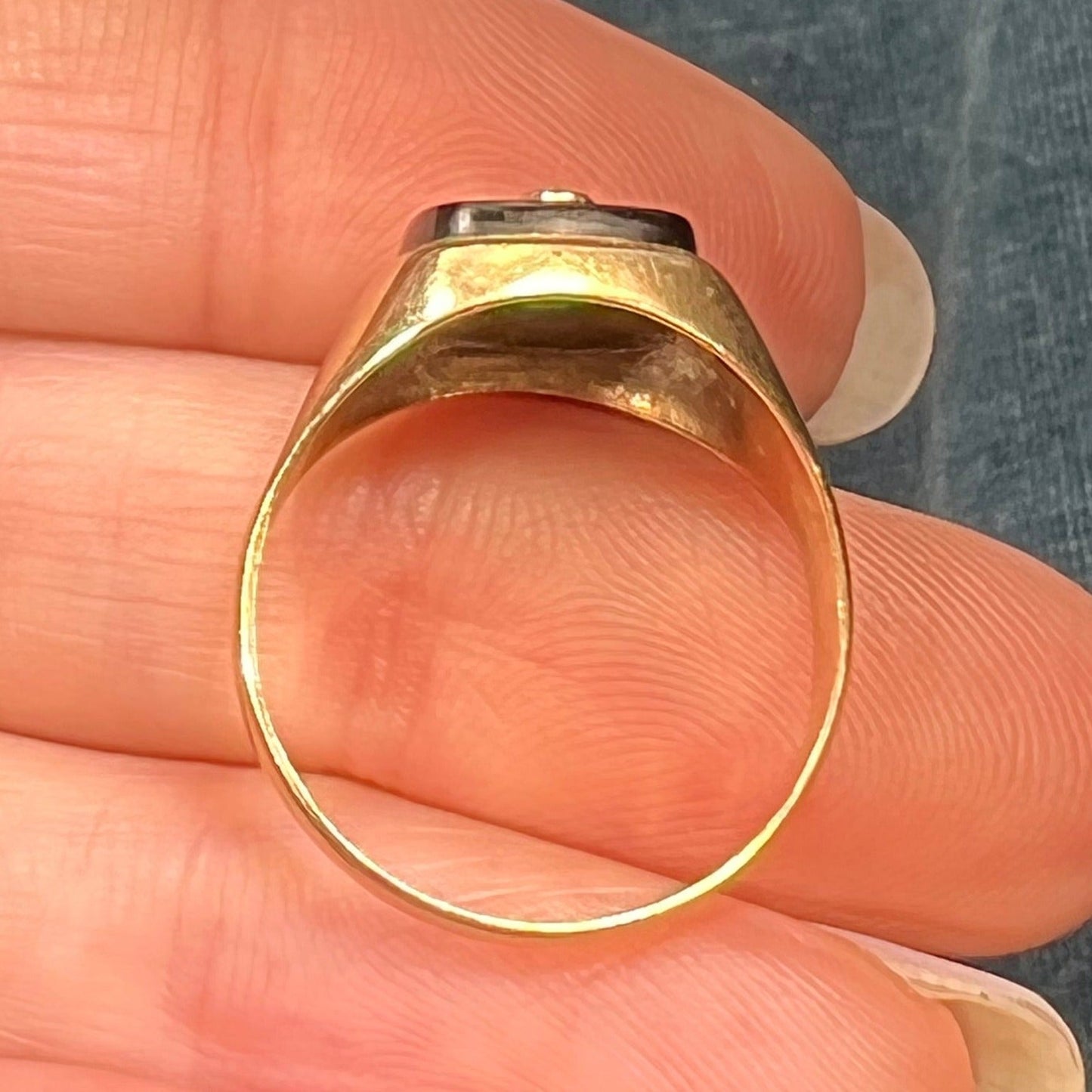 9k-10k Yellow Gold Onyx Water Bearer Aquarius Signet Ring. 0.5"