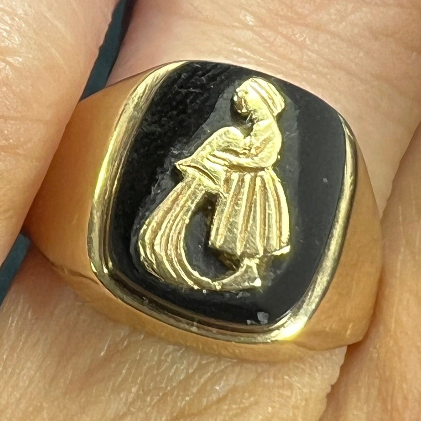 9k-10k Yellow Gold Onyx Water Bearer Aquarius Signet Ring. 0.5"