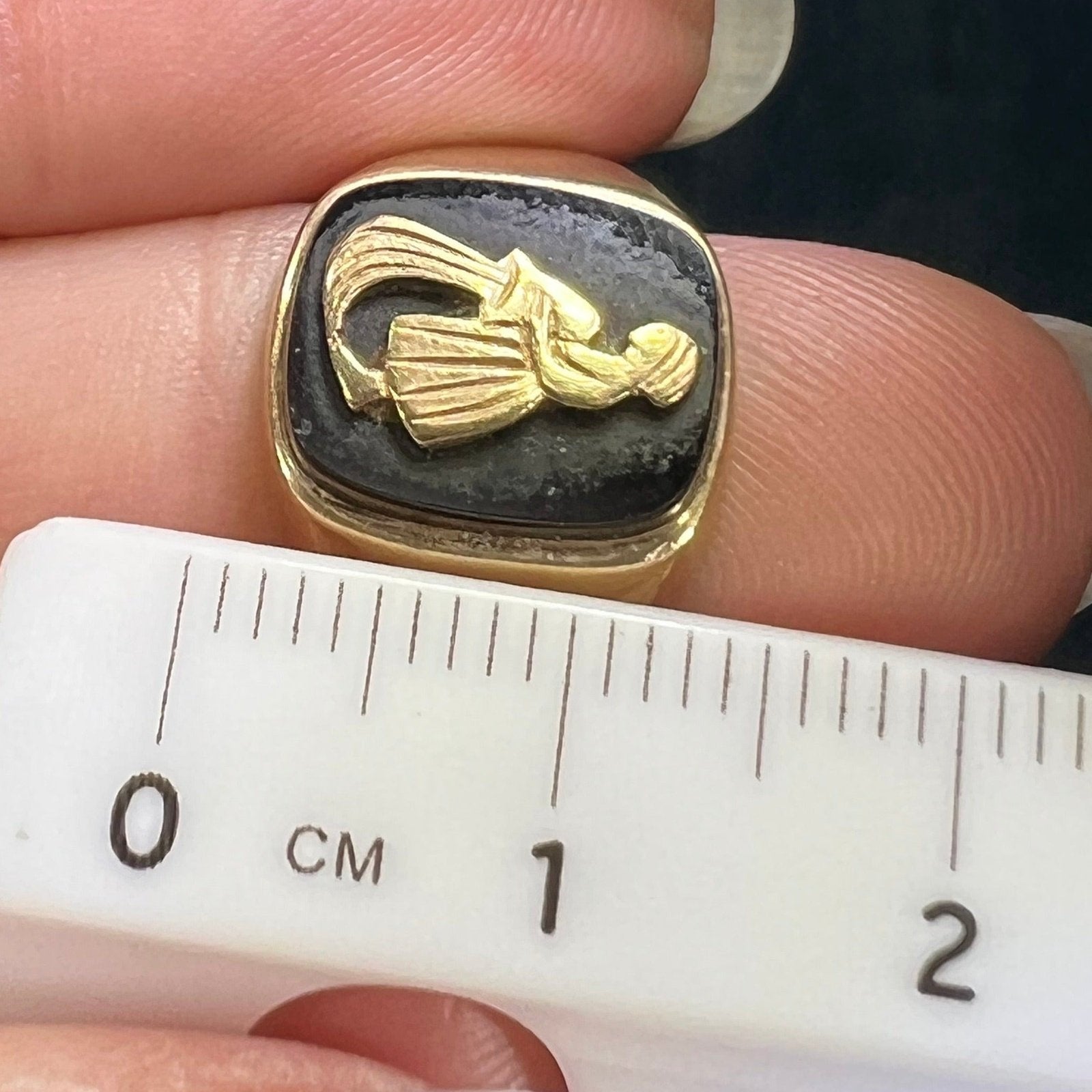 9k-10k Yellow Gold Onyx Water Bearer Aquarius Signet Ring. 0.5"