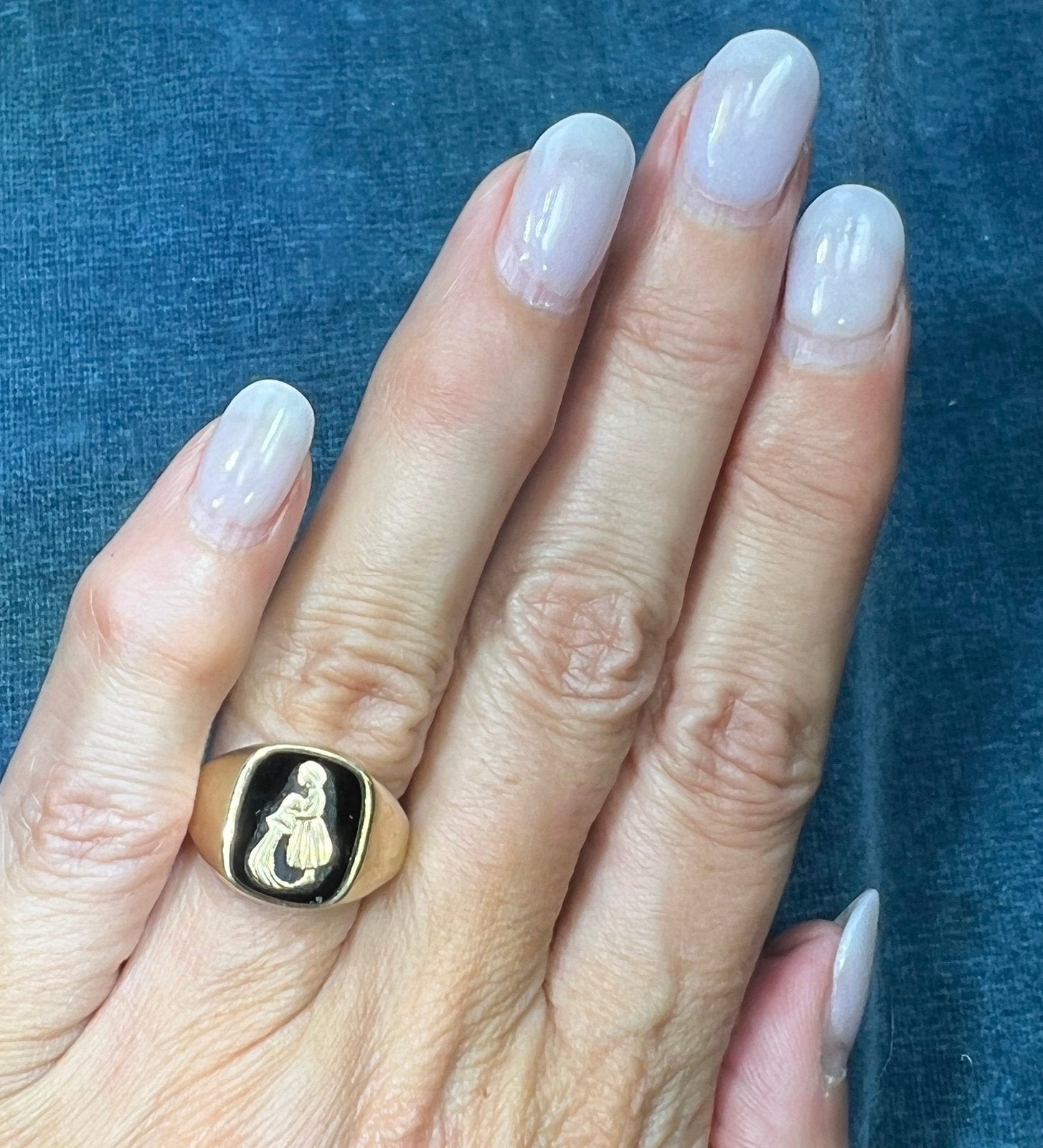 9k-10k Yellow Gold Onyx Water Bearer Aquarius Signet Ring. 0.5"