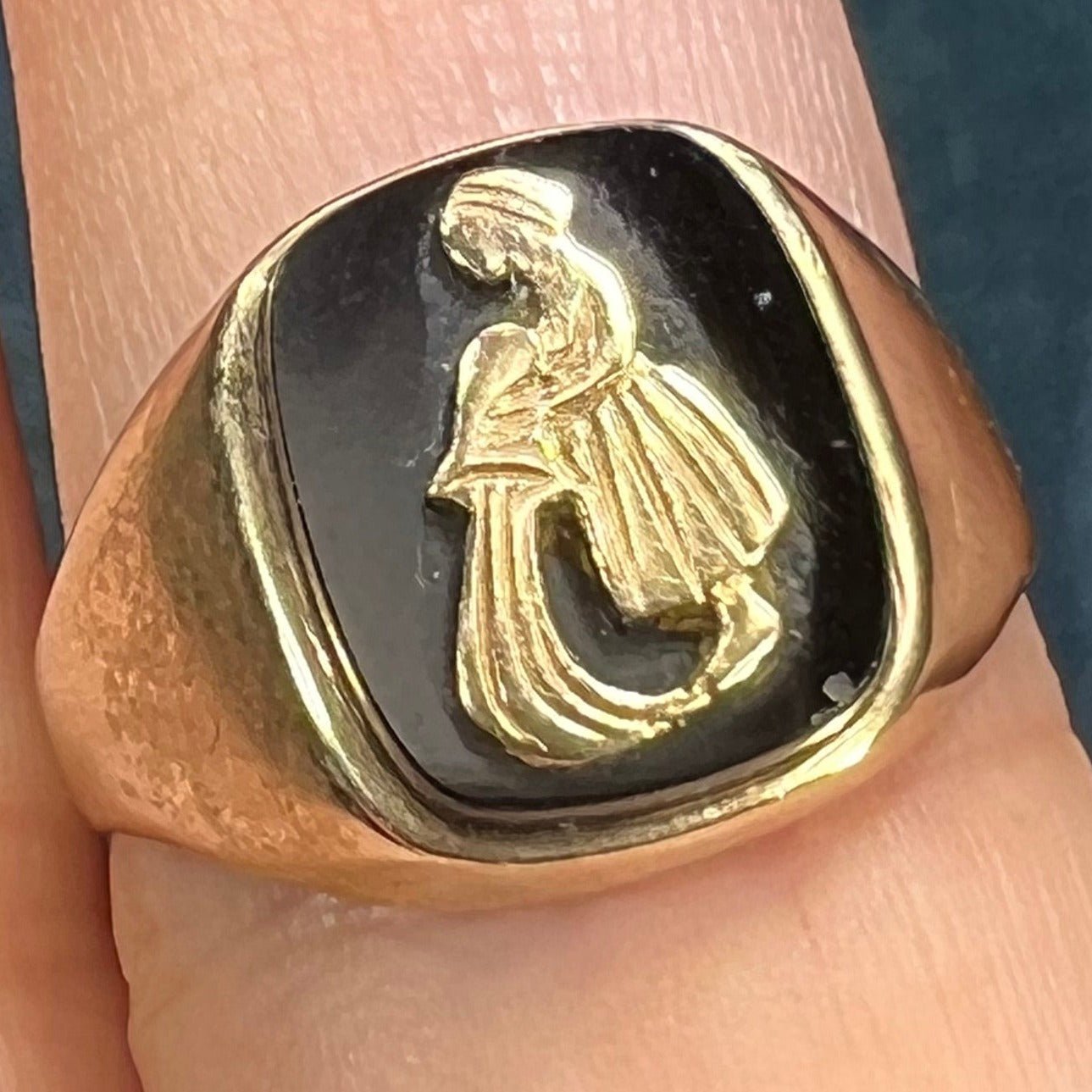 9k-10k Yellow Gold Onyx Water Bearer Aquarius Signet Ring. 0.5"