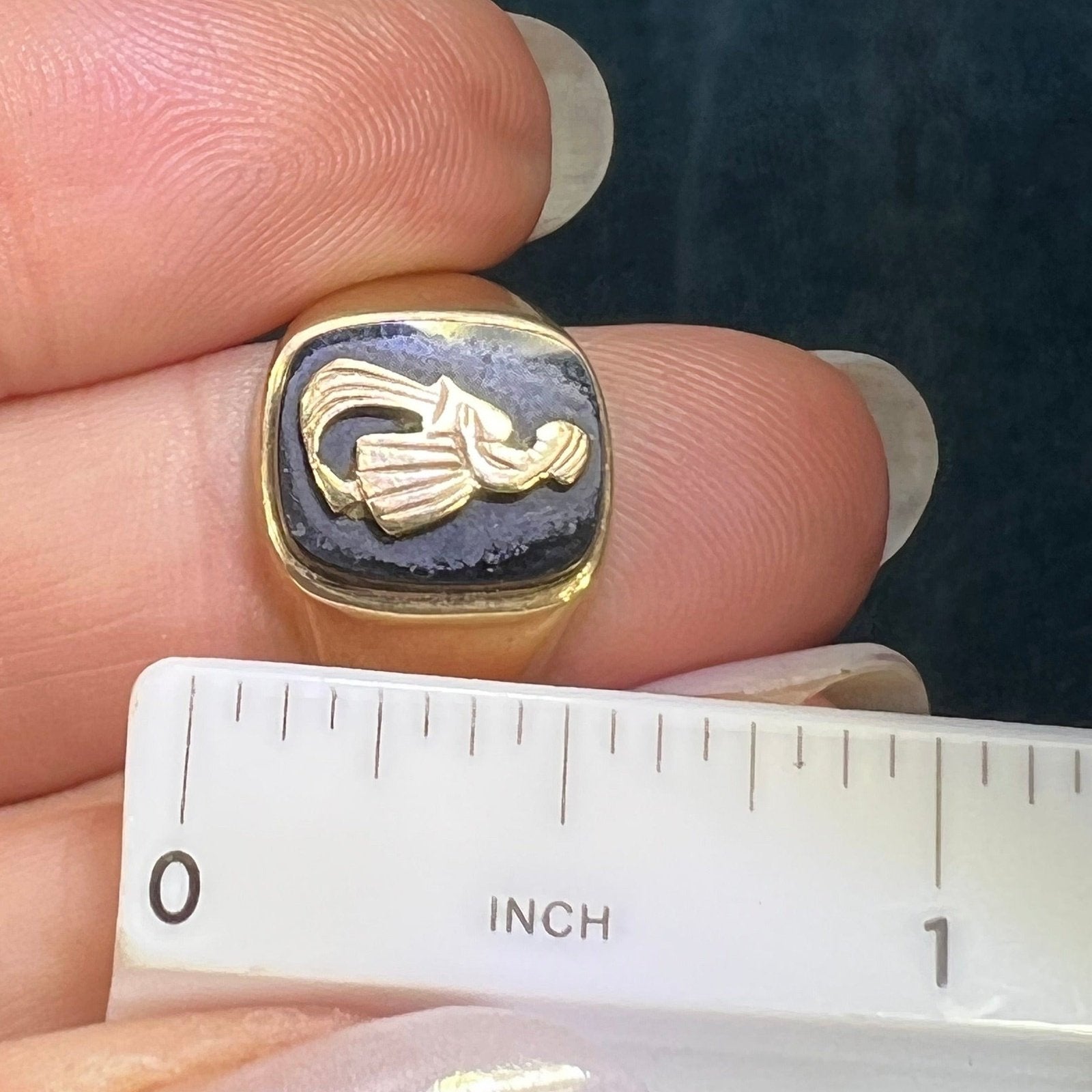 9k-10k Yellow Gold Onyx Water Bearer Aquarius Signet Ring. 0.5"