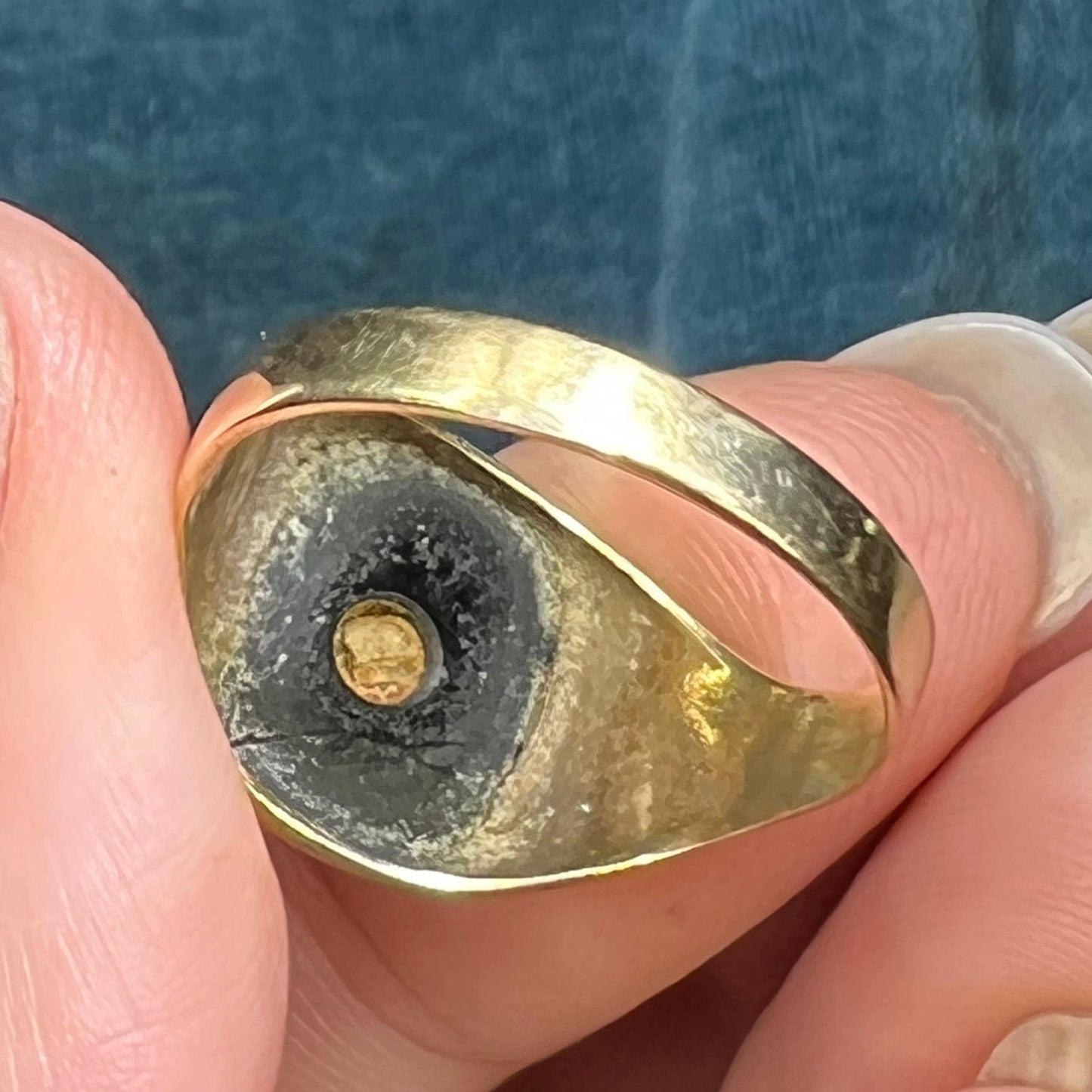 9k-10k Yellow Gold Onyx Water Bearer Aquarius Signet Ring. 0.5"