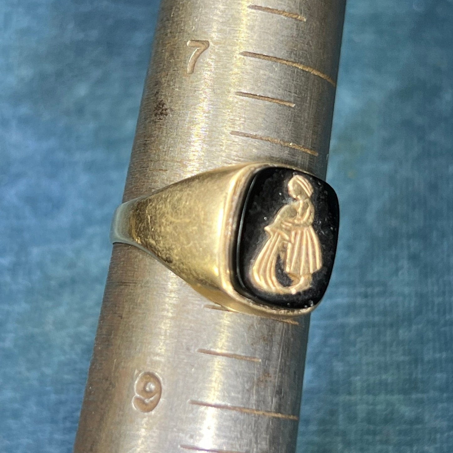 9k-10k Yellow Gold Onyx Water Bearer Aquarius Signet Ring. 0.5"