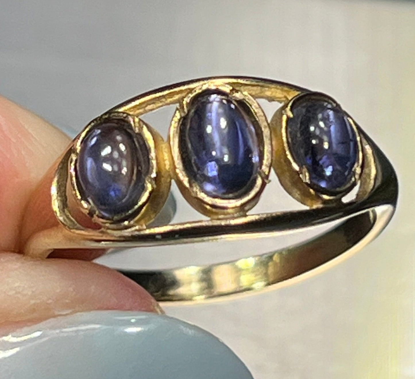 9k - 10k Yellow Gold 2.5 TCW Iolite Cabochon Ring Band