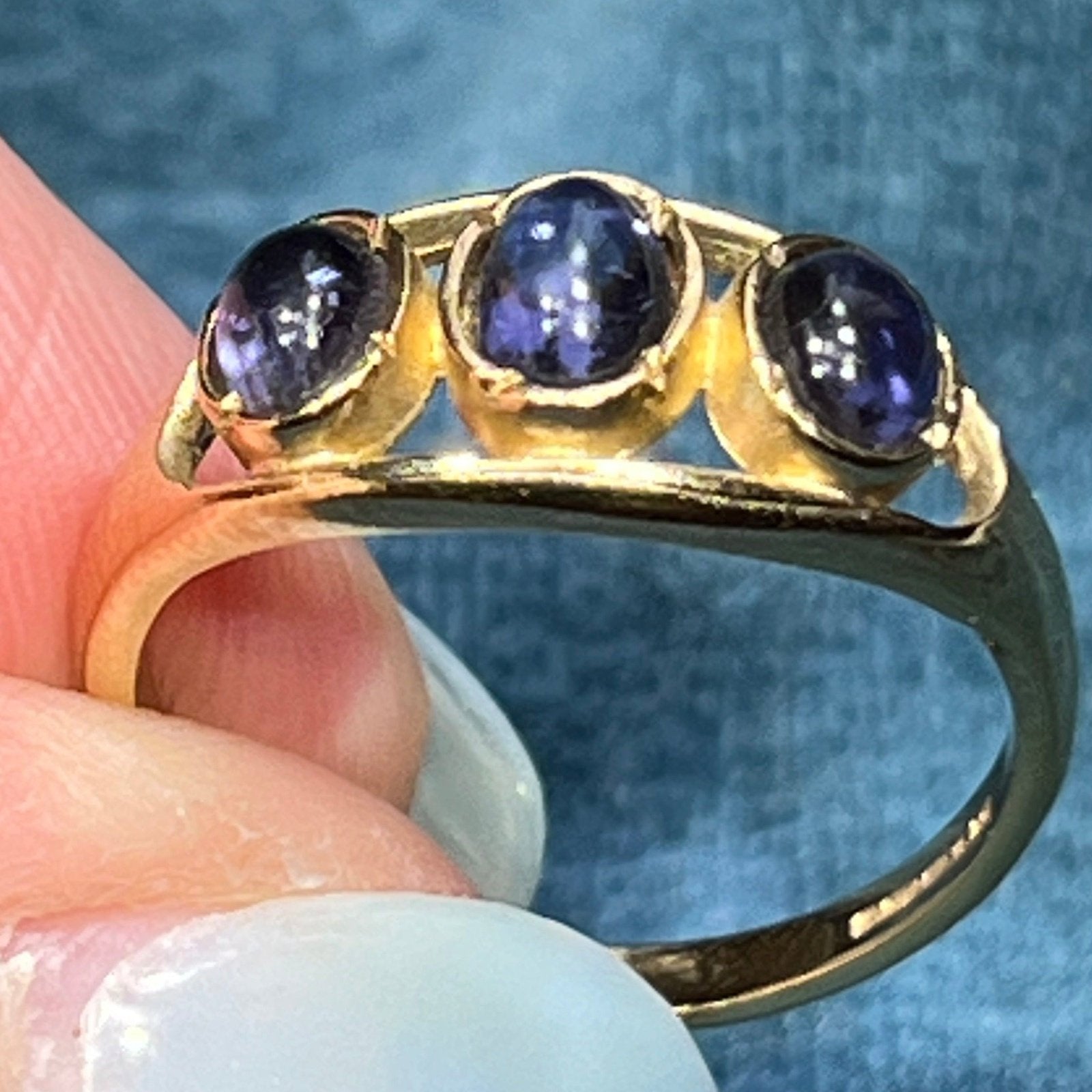 9k - 10k Yellow Gold 2.5 TCW Iolite Cabochon Ring Band