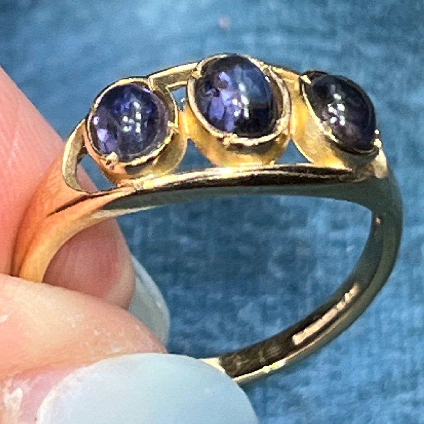 9k - 10k Yellow Gold 2.5 TCW Iolite Cabochon Ring Band