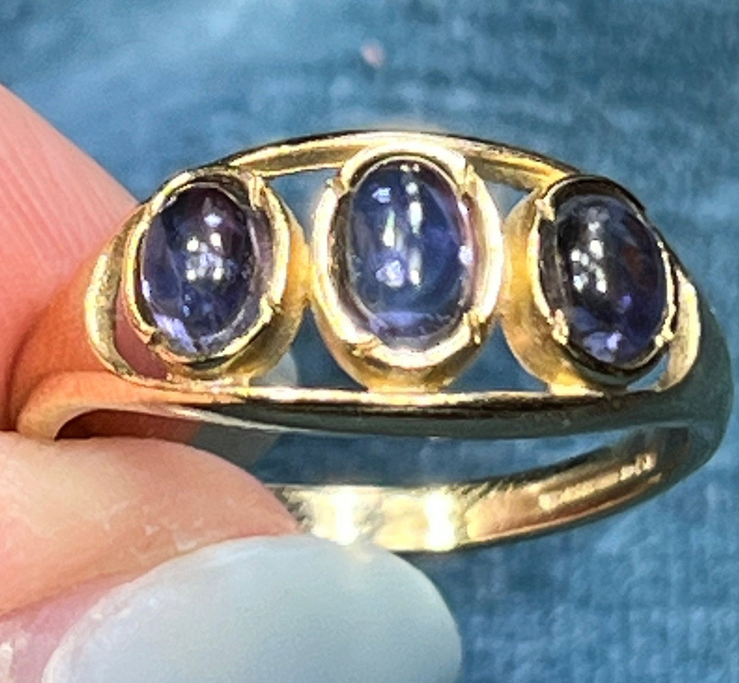 9k - 10k Yellow Gold 2.5 TCW Iolite Cabochon Ring Band