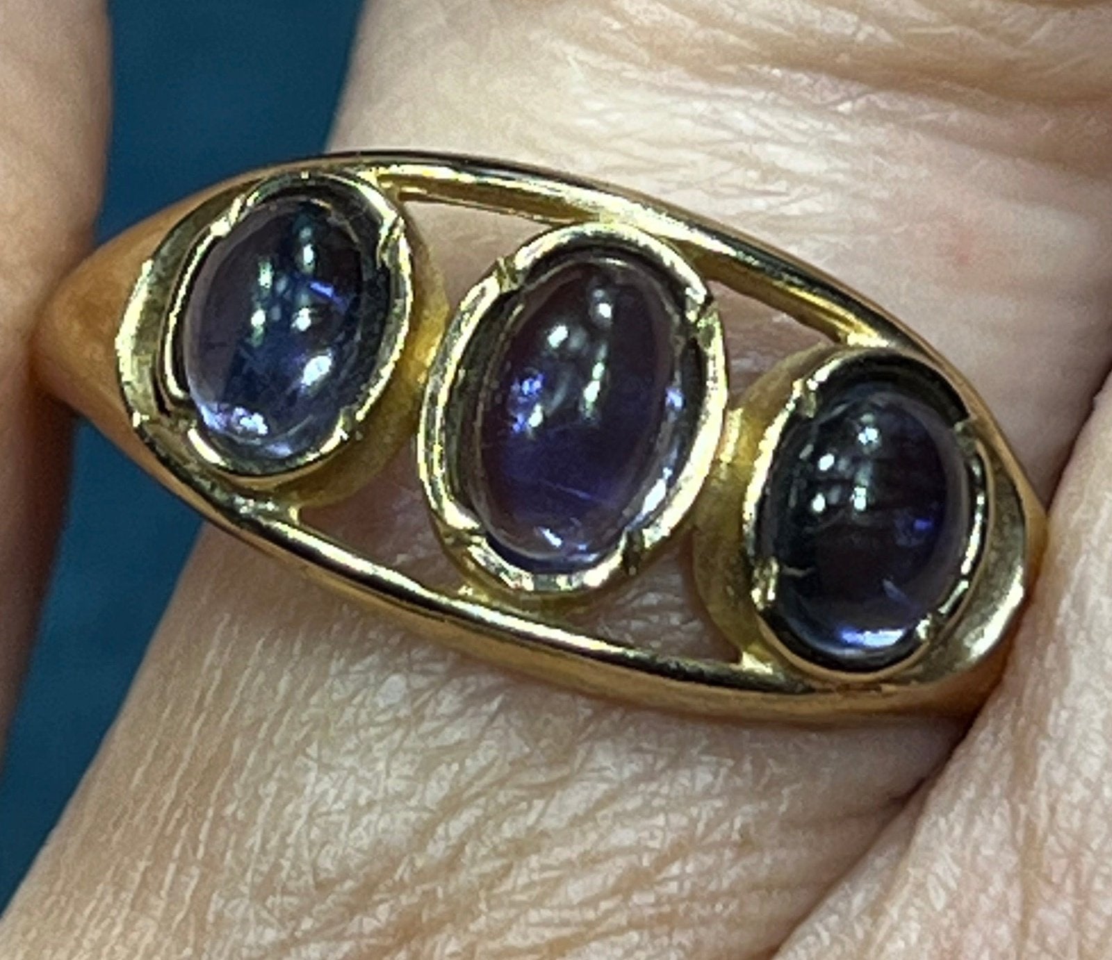 9k - 10k Yellow Gold 2.5 TCW Iolite Cabochon Ring Band