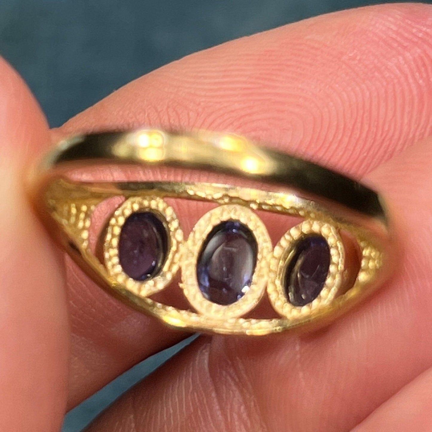 9k - 10k Yellow Gold 2.5 TCW Iolite Cabochon Ring Band
